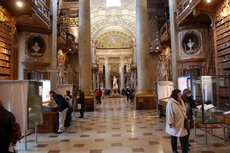 Nationalbibliothek_Prunksaal_09.JPG